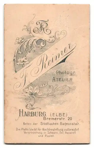 Fotografie F. Reimer, Harburg a. d. Elbe, Bremerstrasse 20, Junge Frau mit freundlichem Blick in spitzen Hemd und Kleid