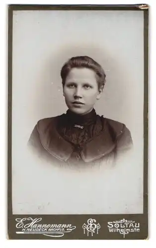 Fotografie E. Hannemann, Soltau, Wilhelmstrasse, Mädchen im schwarz-gefüttertem Kleid mit vollen Lippen