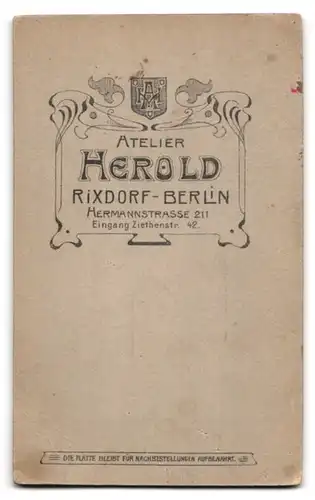 Fotografie Atelier Herold, Rixdorf /Berlin, Hermannstrasse 211, Frau in weiss-bauschigem Kleid mit voluminöser Frisur