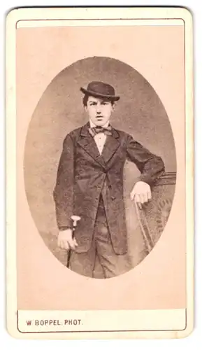 Fotografie W. Boppel, Schw. Gmünd, Junger Herr in Melone und Anzug mit Gehstock
