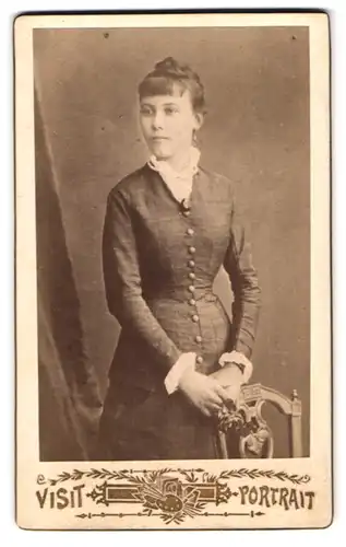 Fotografie Belgram L., Ort unbekannt, Junge Frau in enggeschneidertem Kleid mit Spitzen-Halstuch