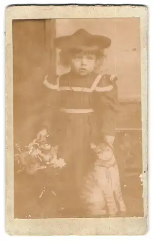 Fotografie unbekannter Fotograf und Ort, Kleines Mädchen in Kleid mit Hut, trägt Blumenkorb und Katzenkuscheltier