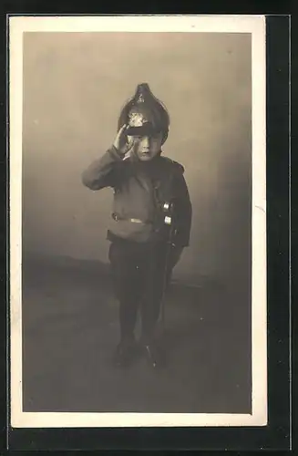 Foto-AK Junge in Uniform salutiert