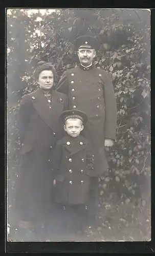 Foto-AK Vater und Sohn in Uniform neben Mutter
