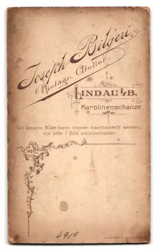 Fotografie Joseph Bilgeri, Lindau i. B., Karolinenschanze, Gestandene Frau im gestreiften Kleid