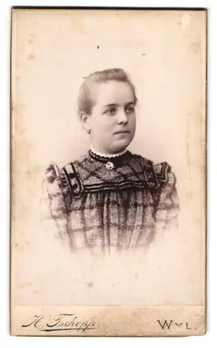 Fotografie H. Tschopp, Wyl, Mattstrasse, Junge Frau im karierten Kleid