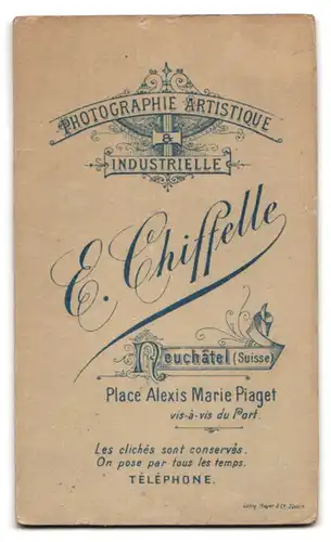 Fotografie E. Chiffelle, Neuchâtel, Place Alexis Marie Piaget, Bürgerliche Frau im Puffärmelkleid