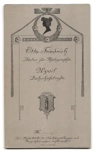 Fotografie Otto Friedrich, Uzwyl, Bahnhofstrasse, Junge Frau mit Schleife im Haar
