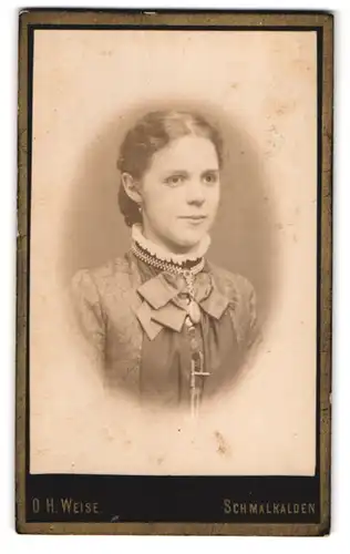 Fotografie O. H. Weise, Schmalkalden, Junges Fräulein im hochschliessenden Kleid mit floralem Muster