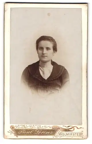Fotografie Paul Lorenz, Wolmirstedt, Junge Dame mit zurückgebundenem Haar