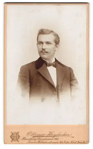 Fotografie Ottmar Heydecker, Hamburg, Steinstrasse 147, Modisch gekleideter Herr mit Moustache