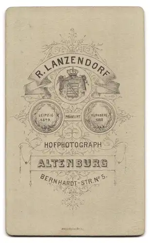 Fotografie R. Lanzendorf, Altenburg, Bernhardt-Str. 5, Junger Herr im Anzug mit Fliege