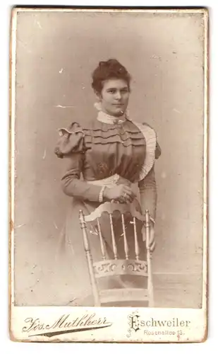 Fotografie Jos. Muthherr, Eschweiler, Rosenallee 13, Junge Dame im modischen Kleid