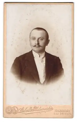 Fotografie Liebert, Holzminden, Karlstr. 19, Eleganter Herr mit Moustache