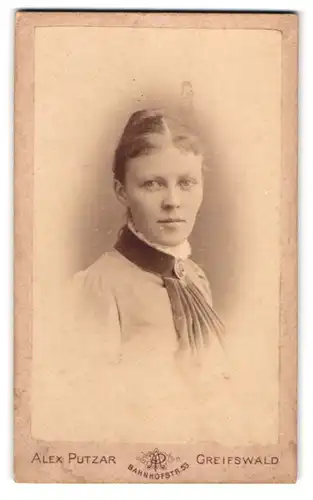 Fotografie Alex Putzar, Greifswald, Bahnhofstrasse 53, Junge Dame mit Kragenbrosche