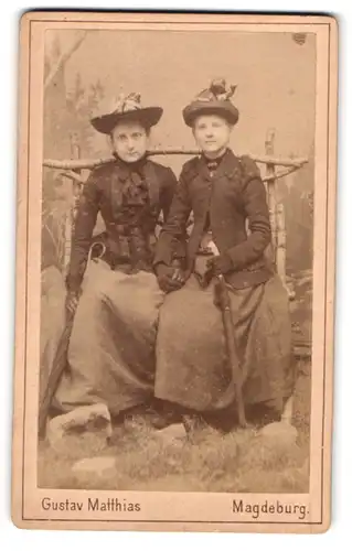 Fotografie Gustav Matthias, Magdeburg, Braunehirschstr. 4, Zwei junge Damen in modischer Kleidung