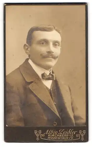 Fotografie Albin Zeidler, Kirchberg i /S., Eleganter Herr mit Moustache