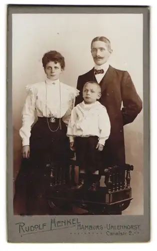 Fotografie Rudolf Henkel, Hamburg-Uhlenhorst, Canalstrasse 2 Ecke Hofweg, Bürgerliches Paar mit einem Sohn