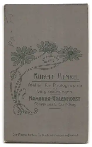 Fotografie Rudolf Henkel, Hamburg-Uhlenhorst, Canalstrasse 2 Ecke Hofweg, Bürgerliches Paar mit einem Sohn