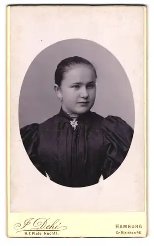 Fotografie J. Dehé, Hamburg, Gr. Bleichen 46, Junge Dame mit zurückgebundenem Haar