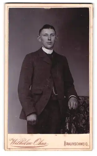 Fotografie Wilhelm Ohm, Braunschweig, Rossstr. 3, Junger Herr in modischer Kleidung