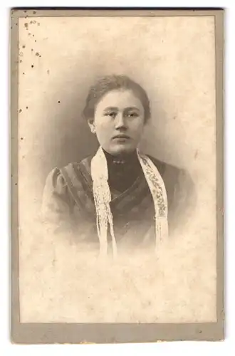 Fotografie Adolf Herbst, Wolfenbüttel, Langeherzogstrasse 38, Junge Dame mit zurückgebundenem Haar