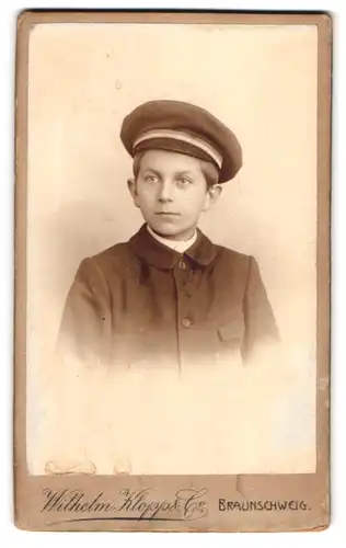 Fotografie Wilhelm Klopp & Co., Braunschweig, Friedrich Wilhelmstr. 37, Junger Mann mit Schirmmütze