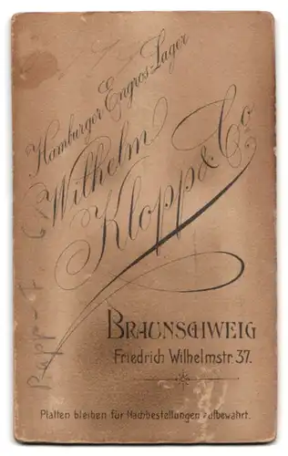 Fotografie Wilhelm Klopp & Co., Braunschweig, Friedrich Wilhelmstr. 37, Junger Mann mit Schirmmütze