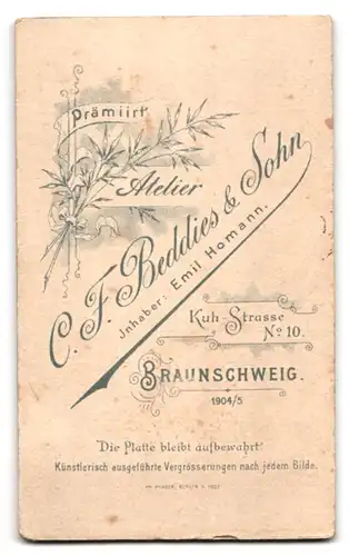 Fotografie C. F. Beddies & Sohn, Braunschweig, Kuh-Strasse 10, Junger Herr im Anzug mit Fliege