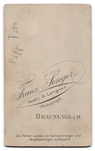 Fotografie Franz Senger, Braunlage i. H., Junger Herr im Anzug mit Fliege