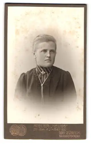 Fotografie F. J. Köst, Zürich, Bahnhofstr. 110, Junge Dame mit zurückgebundenem Haar