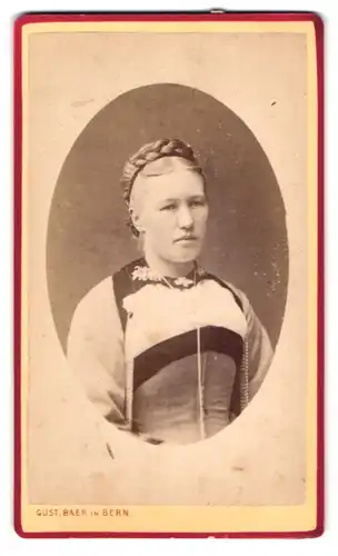 Fotografie Gust. Baer, Bern, Laupenstrasse 171, Junge Dame mit Hochsteckfrisur