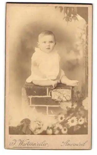 Fotografie J. Wartenweiler, Amriswil, Süsses Kleinkind im weissen Hemd mit nackigen Füssen
