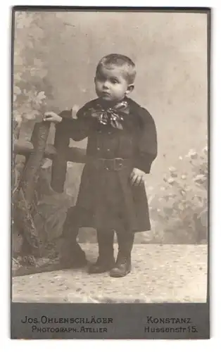 Fotografie Jos. Ohlenschläger, Konstanz, Hussenstrasse 15, Kleines Kind in modischer Kleidung