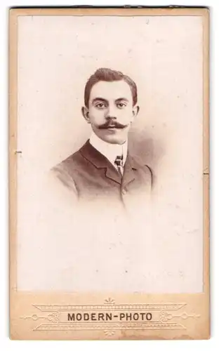 Fotografie A. Fontaney, Nimes, 1, Rue Antonin, Eleganter Herr mit Moustache