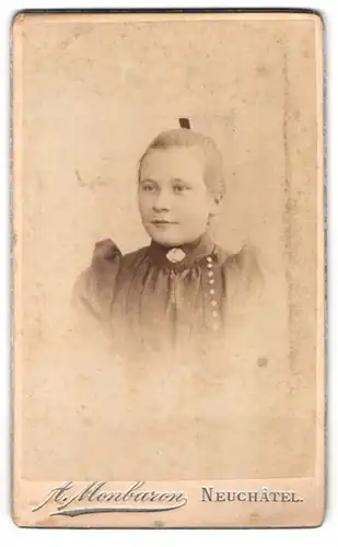 Fotografie A. Monbaron, Neuchâtel, 17, Rue de l`Hôpital, Junge Dame mit zurückgebundenem Haar