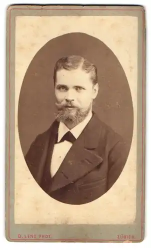 Fotografie D. Lenz, Zürich, Frankengasse 4, Elegant gekleideter Herr mit Vollbart