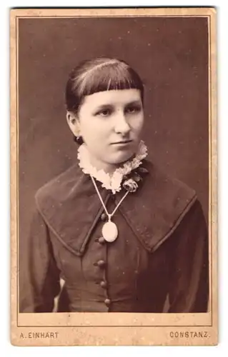 Fotografie A. Einhart, Konstanz, Huetlinsgasse, Junge Dame mit Amulett