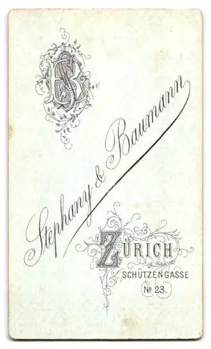 Fotografie Stephany & Baumann, Zürich, Schützengasse 23, Junges Paar in zeitgenössischer Kleidung