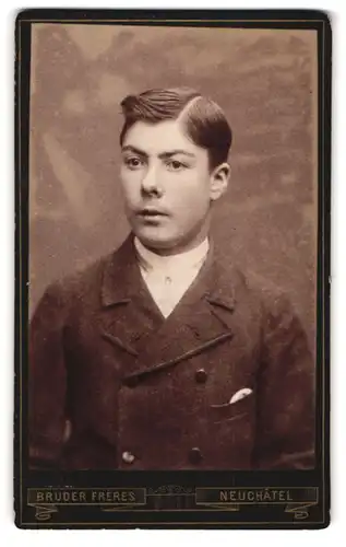 Fotografie Bruder frères, Neuchâtel, 17, Rue de l`Hôpital, Junger Herr mit moderner Frisur