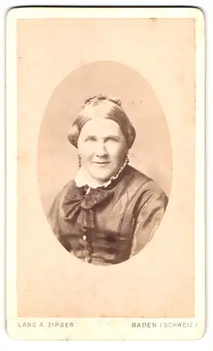 Fotografie Lang & Zipser, Baden, Ältere Dame mit hochgestecktem Haar