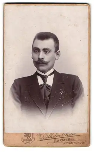 Fotografie Wilhelm Fülle, Barmen, Wertherstr. 20, Eleganter Herr mit Schnauzbart