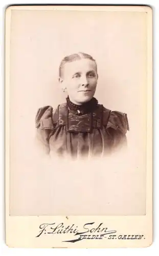 Fotografie Franz Lüthi Sohn, Feldle /St. Gallen, Junge Dame mit zurückgebundenem Haar