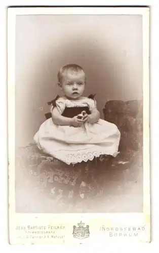 Fotografie Jean Baptiste Feilner, Borkum, kleinkidn mit erstantem Blick