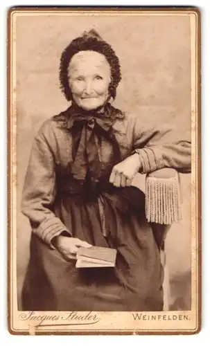 Fotografie Jacques Studer, Weinfelden, Alte Frau mit Buch in der Hand