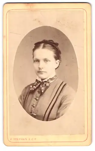 Fotografie F. Stephan Co, Winterthur, Junge Frau mit gepunkteter Schleife