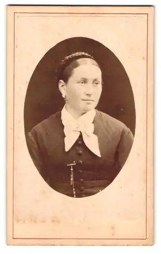 Fotografie Gustav Holz, Stockach, Gestandene Frau mit hochgebundenem Haar