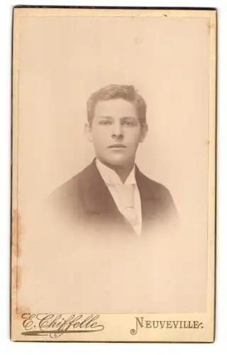 Fotografie E. Chiffelle, Neuveville, Junger Mann mit Krawatte