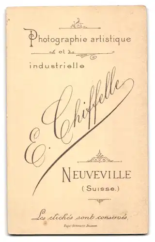 Fotografie E. Chiffelle, Neuveville, Junger Mann mit Krawatte