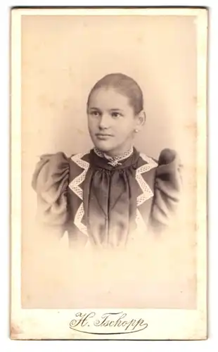 Fotografie H. Tschopp, St. Gallen, Mattstrasse, Junges Mädchen im Kleid mit Puffärmeln